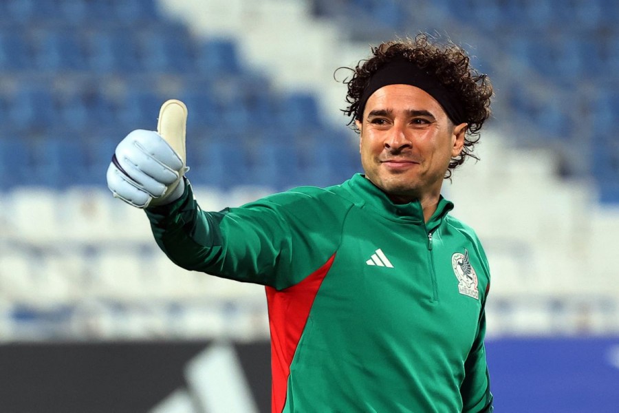 Soccer Football - FIFA World Cup Qatar 2022 - Mexico Training - Al Khor SC Stadium, Al Khor, Qatar - November 21, 2022 Mexico's Guillermo Ochoa during training REUTERS/Kim Hong-Ji