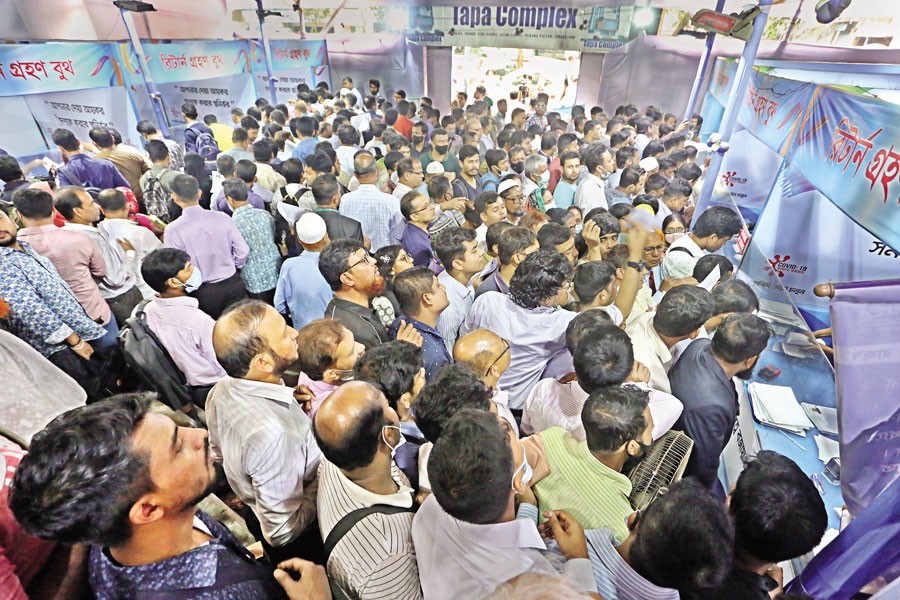 With the deadline for submission of tax returns expiring today (Wednesday), people thronged to file their returns at the Tax Zone-4 office of the National Board of Revenue in Dhaka's Bijoynagar area on Tuesday — FE photo by KAZ Sumon