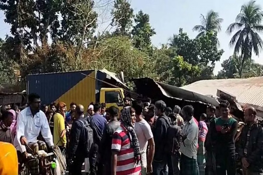 নিয়ন্ত্রণহারা কাভার্ডভ্যান খাবার হোটেলে, নাস্তার টেবিলেই পিষে গেল ৫ জন