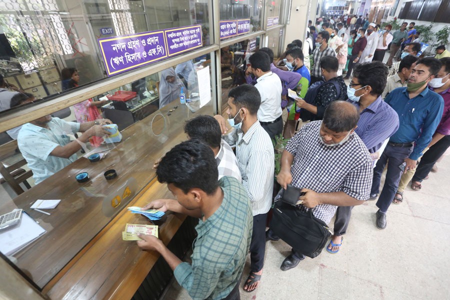 Clients rush at a bank's cash counters to withdraw and deposit their money. 	—FE File Photo