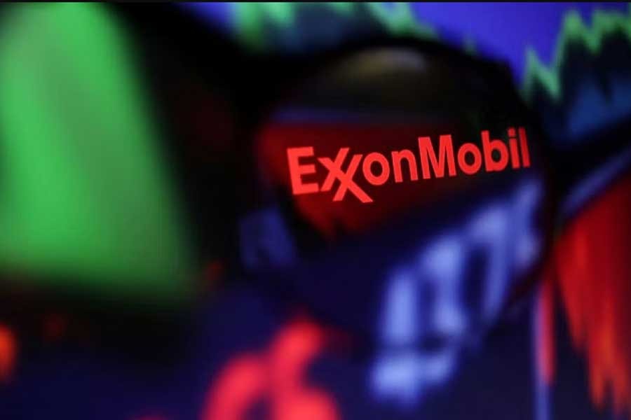 Exxon, Chevron to spend billions more on oil projects next year