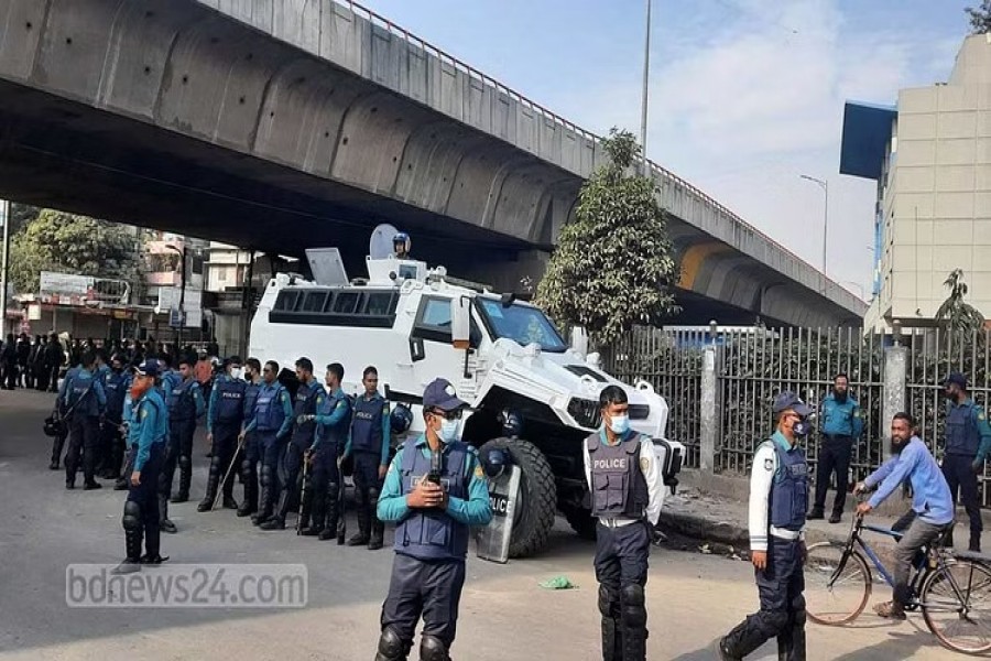 বিএনপির সমাবেশ ঘিরে গোলাপবাগ মাঠের কাছে সায়েদাবাদে পুলিশের সতর্ক অবস্থান