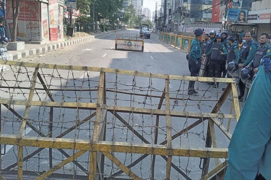 নয়া পল্টনে বিএনপির কার্যালয়ের সামনের সড়কে পুলিশের ব্যারিকেড।