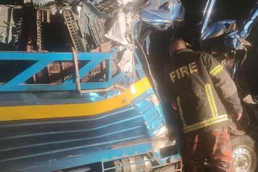 3 die as bus crashes into pickup truck in Dinajpur