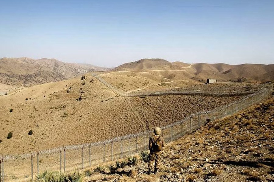 A soldier stands guard along the border fence outside the Kitton outpost on the border with Afghanistan in North Waziristan, Pakistan, Oct 18, 2017. REUTERS