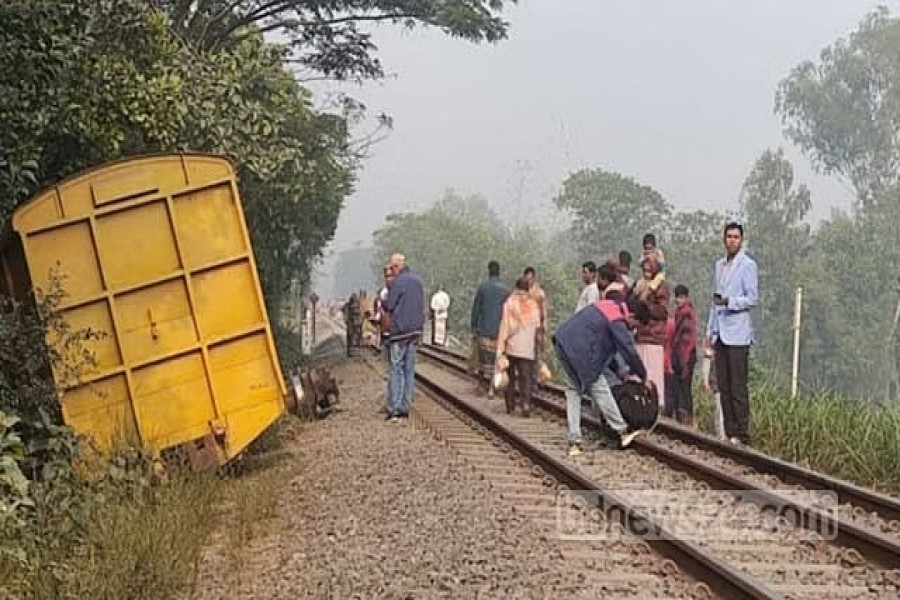 লাইনচ্যুত বগি উদ্ধার: টাঙ্গাইলে ১১ ঘণ্টা পর ট্রেন চালু