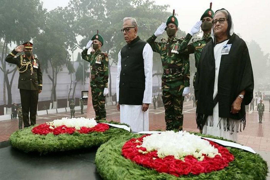 ফুলেল শ্রদ্ধায় জাতির শ্রেষ্ঠ সন্তানদের স্মরণ