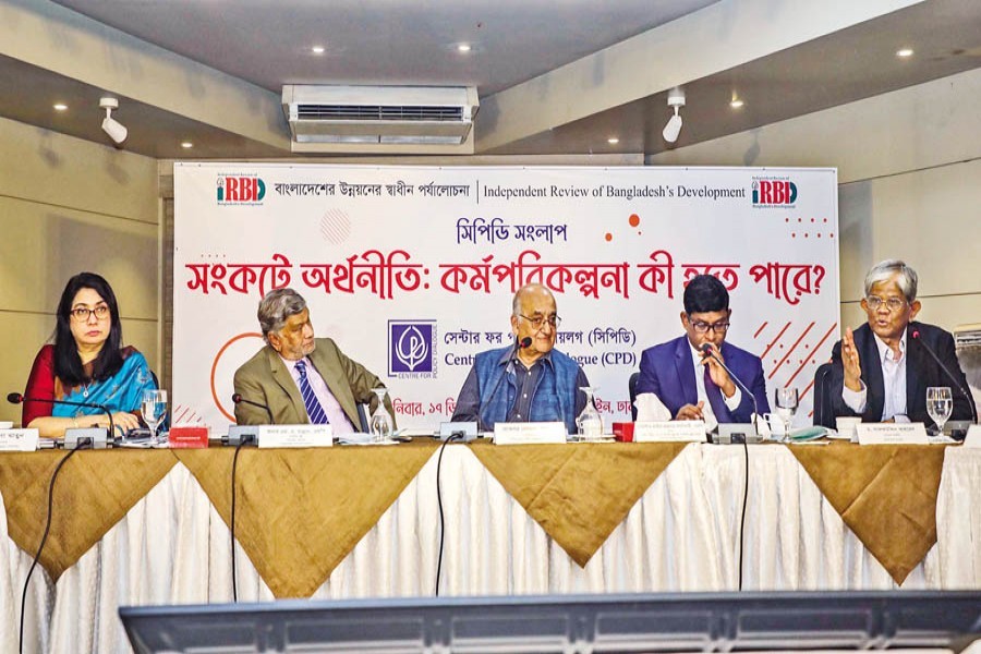 Former Bangladesh Bank governor Salehuddin Ahmed (extreme right) speaks at a CPD dialogue, titled 'Economy in crisis: What should be the work plan?', in Dhaka on Saturday, while Planning Minister MA Mannan (2nd from left) looks on. CPD Chairman Rehman Sobhan (centre), Executive Director Fahmida Khatun (extreme left) and lawmaker Shamim Haidar Patwary (2nd from right), among others, were present — FE photo