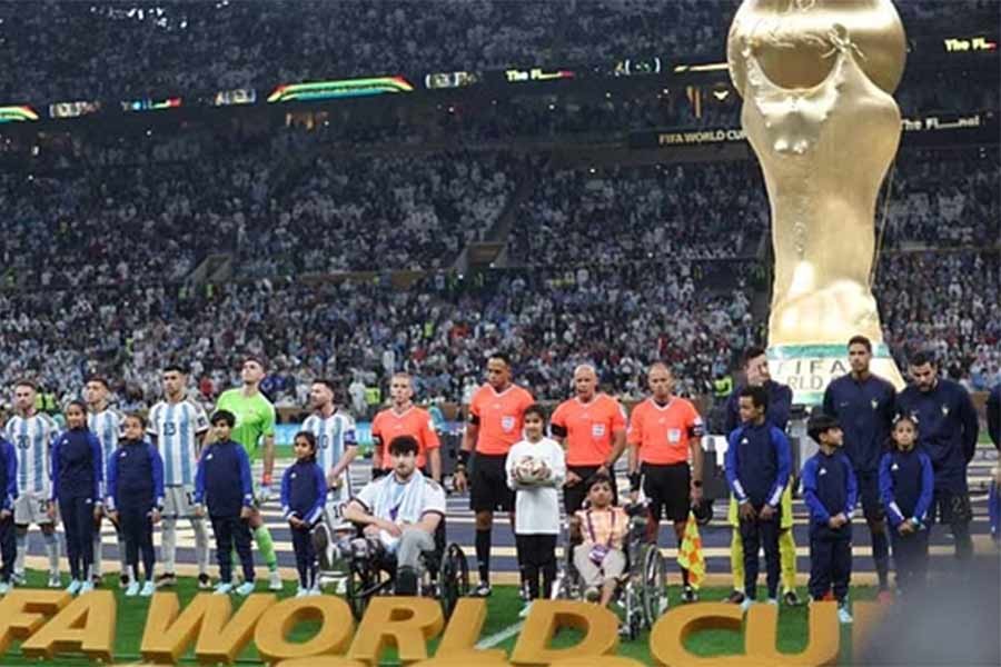 World Cup ends with modest ceremony, titans clash