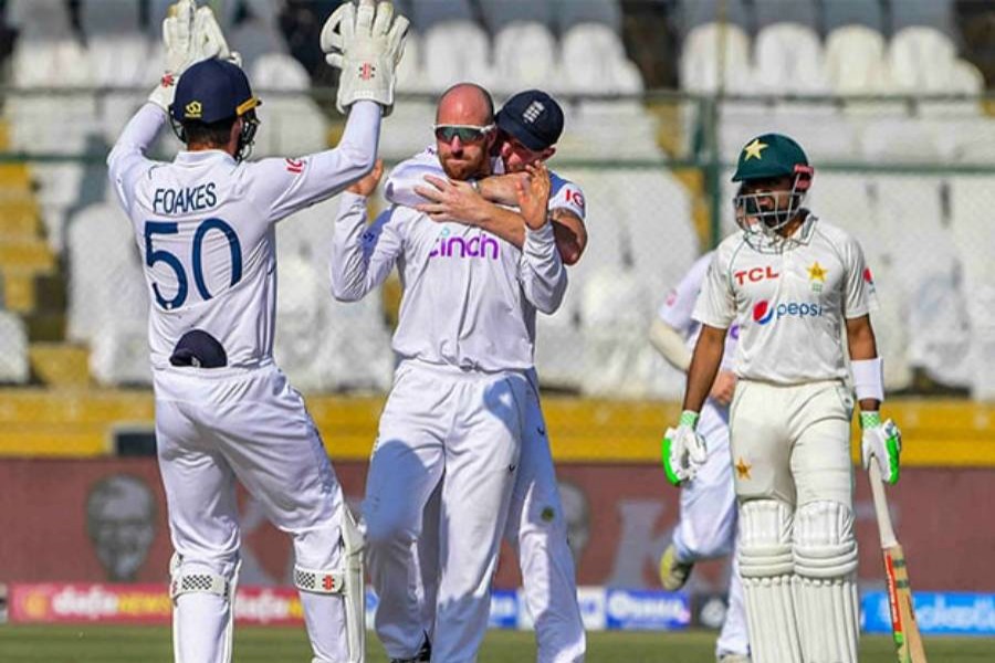 ঘরের মাঠে টেস্টে ইংল্যান্ডের কাছে হোয়াইটওয়াশ হলো পাকিস্তান