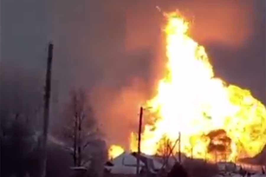 Blast hits Russia-Ukraine gas export pipeline, kills three people