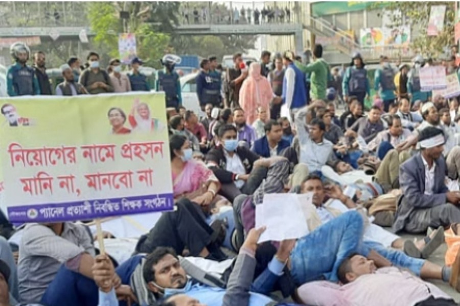 Certified teachers block Shahbagh demanding appointments