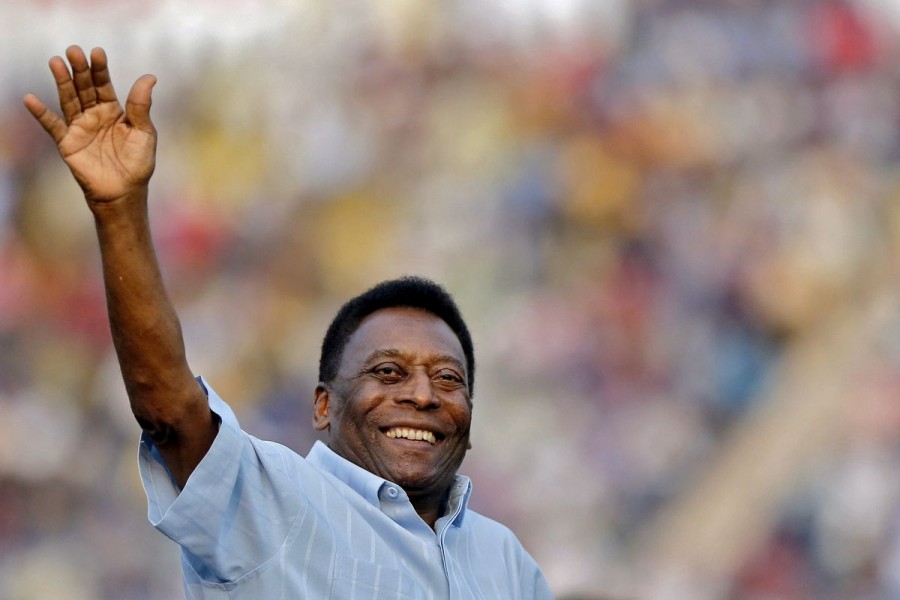 Legendary Brazilian soccer player Pele waves to the spectators before the start of under-17 boys' final soccer match of Subroto Cup tournament at Ambedkar stadium in New Delhi, India, October 16, 2015. REUTERS/Anindito Mukherjee/File Photo