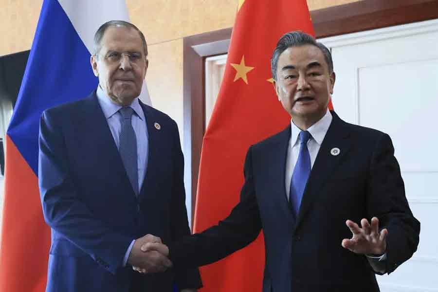 Russian Foreign Minister Sergey Lavrov and Chinese Foreign Minister Wang Yi posing for a photo prior to their talks on the sideline of the 12th East Asia Summit foreign ministers' meeting in Cambodia on August 5 this year –AP file photo