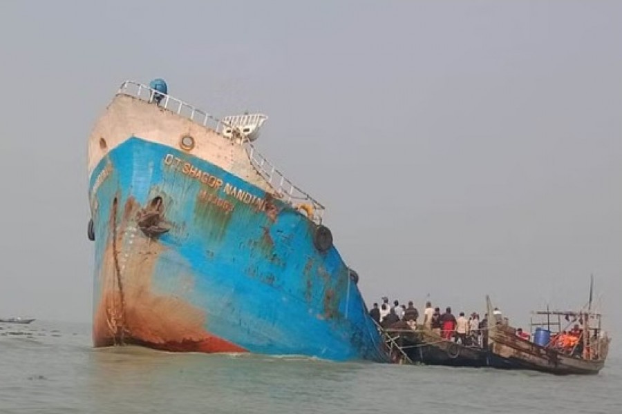 ভোলা সদর উপজেলার কাঠিরমাথা এলাকার মেঘনা নদীতে আরেকটি নৌযানের সঙ্গে সংঘর্ষে একটি তেলবাহী একটি জাহাজ ডুবে যায়।