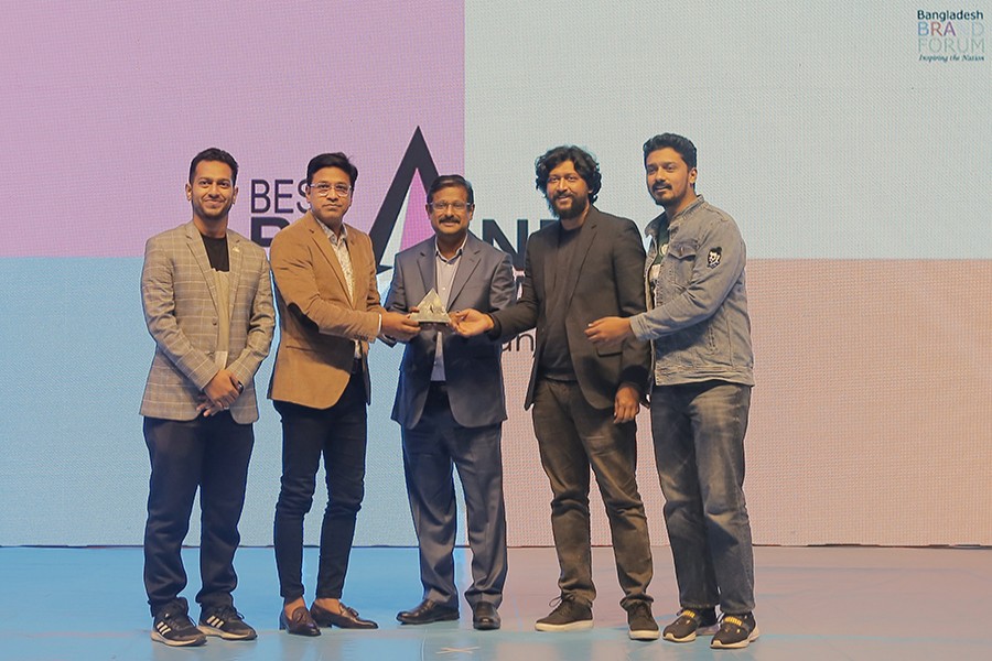 Walton CMO Md Firoj Alam, Executive Director Didarul Alam Khan, and Refrigerator’s Product Manager Shohidul Islam Reza receive the award on behalf of the company