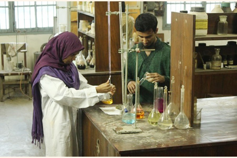 Students are working at a chemical laboratory in BUET.          —Photo Collected