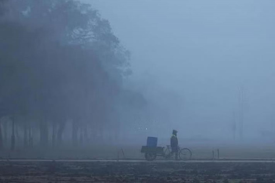 দিল্লিতে কুয়াশায় ট্রেন ও বিমান চলাচল ব্যাহত