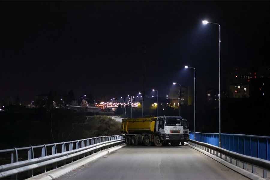 Kosovo closes main border crossing after roadblock in Serbia