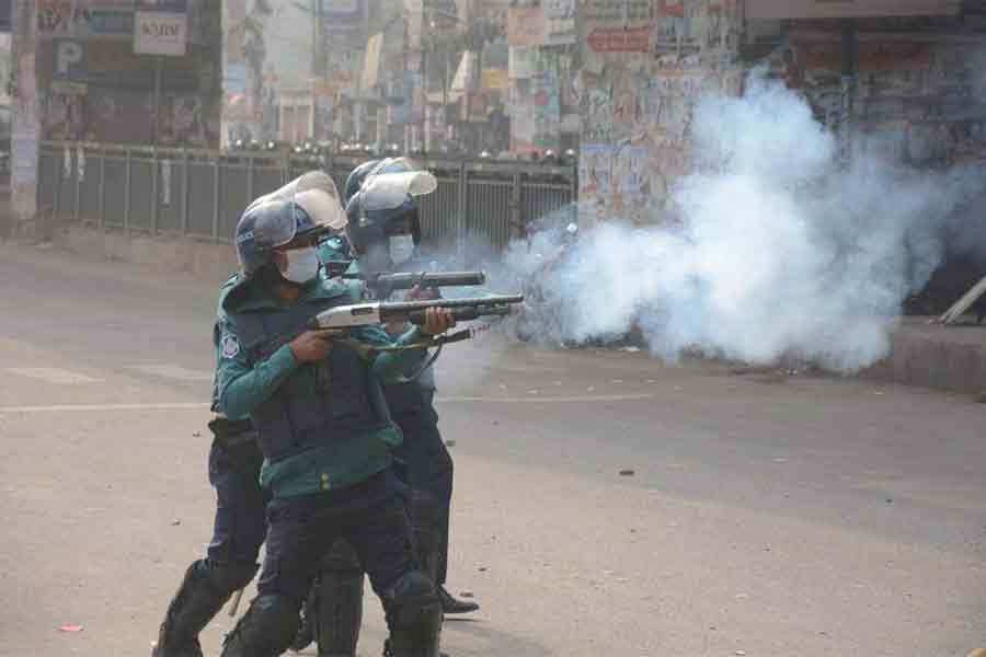 Jamaat, Shibir men clash with police over holding mass procession in Malibagh