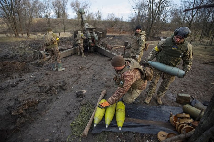 Ukrainian servicemen prepare cannon shells before firing them towards positions of Russian troops, amid Russia's attack on Ukraine, in Donetsk region, Ukraine on January 1, 2023 — Reuters photo