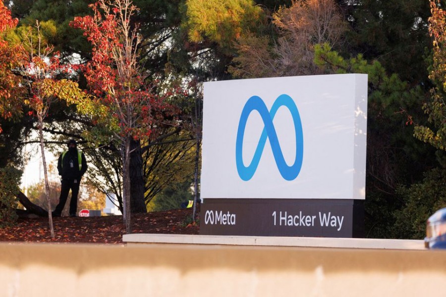 A security guard stands watch by the Meta sign outside the headquarters of Facebook parent company Meta Platforms Inc in Mountain View, California, U.S. November 9, 2022. REUTERS/Peter DaSilva