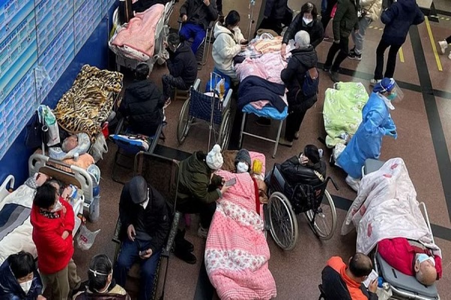 Patients lie on beds and stretchers in a hallway in the emergency department of a hospital, amid the coronavirus disease (COVID-19) outbreak in Shanghai, China January 4, 2023.REUTERS/Staff TPX IMAGES OF THE DAY