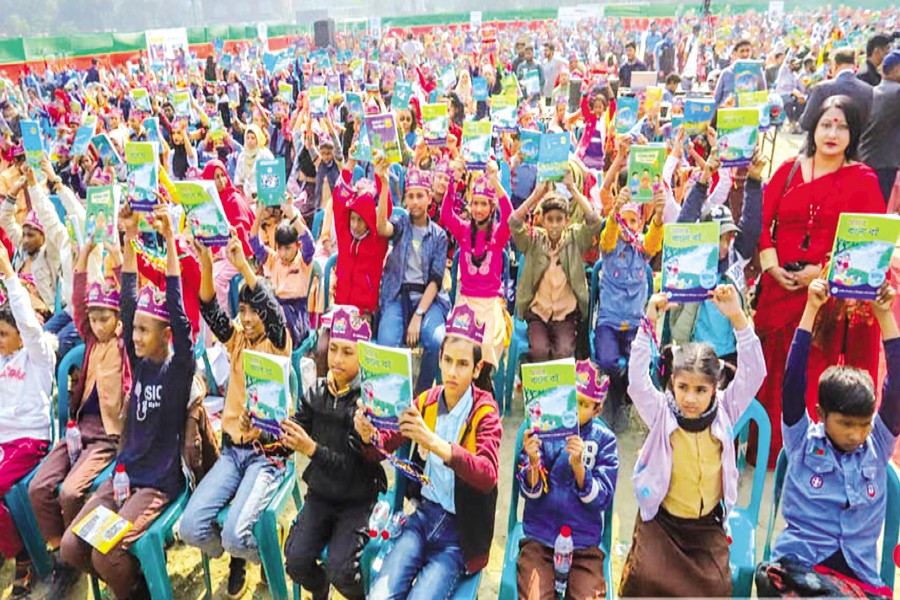 Primary school students receive new textbooks during the "Book Distribution Festival" at the University of Dhaka's central playground on Sunday, Jan 1, 2023	—bdnews24.com photo