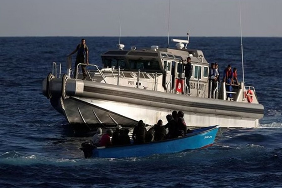 At least five African migrants die after boat sinks off Tunisia