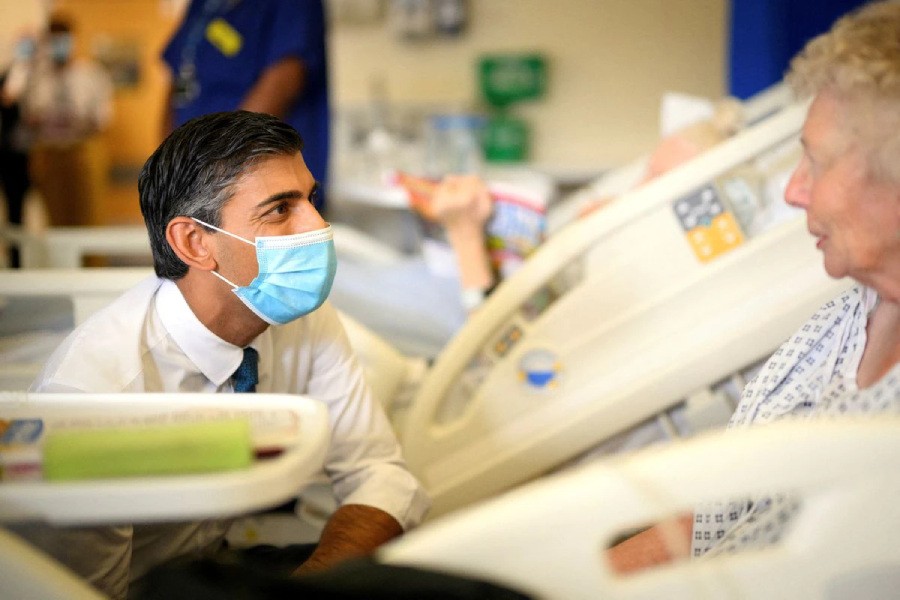 British Prime Minister Rishi Sunak speaks with patient Catherine Poole as he visits Croydon University Hospital on October 28, 2022 in London, Britain. Leon Neal/Pool via REUTERS/File Photo