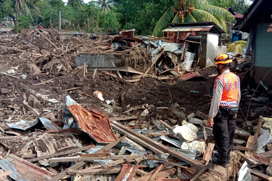 7.6 quake damages buildings in Indonesia, felt in Australia