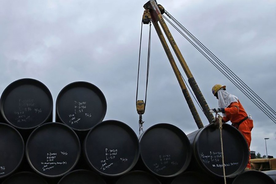 Oil heads for solid weekly gain on China demand hopes