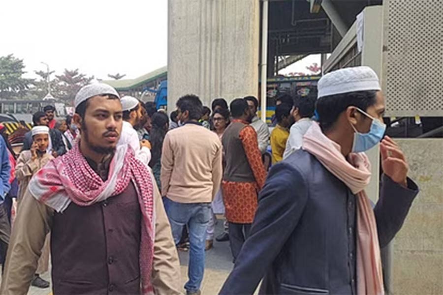 Metro rail experiences overflow of passengers due to arrival of Ijtema pilgrims