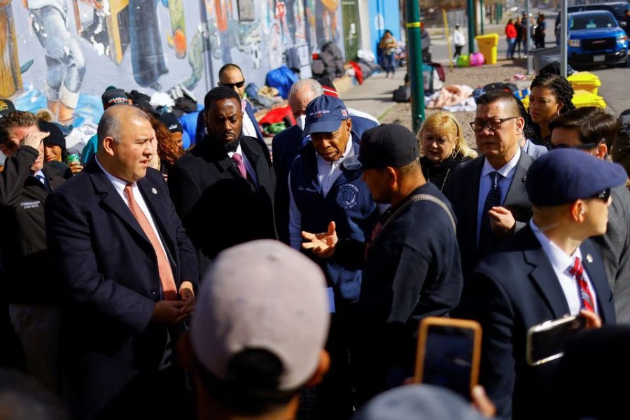  New York City Mayor Eric Adams stands outside a shelter during his visit to discuss immigration with local authorities in El Paso, Texas, U.S., January 15, 2023. REUTERS/Jose Luis Gonzalez