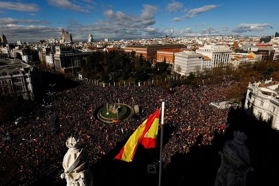 People protest against the government of Spanish Prime Minister Pedro Sanchez at Cibeles Square in Madrid, Spain, January 21, 2023. REUTERS/Susana Vera TPX IMAGES OF THE DAY