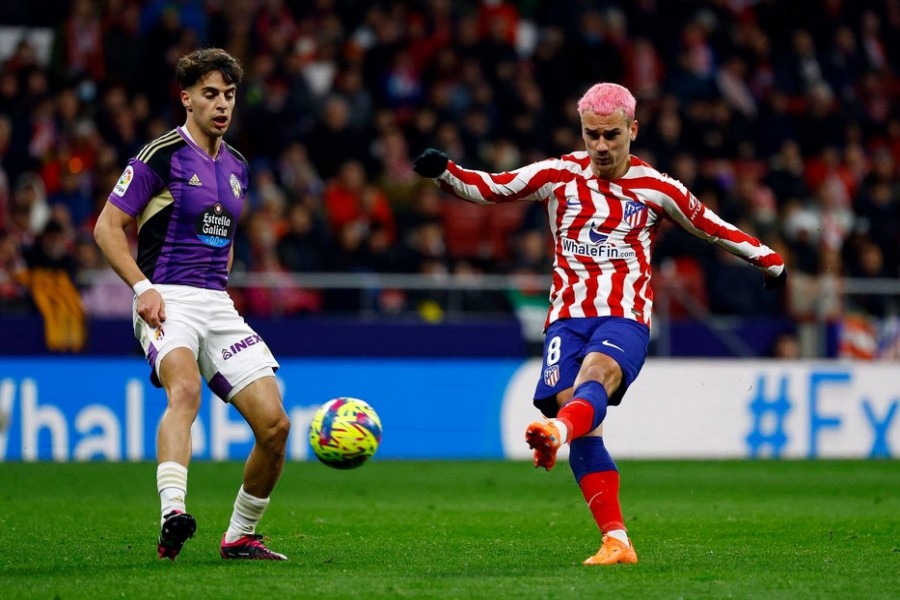 Soccer Football - LaLiga - Atletico Madrid v Real Valladolid - Metropolitano, Madrid, Spain - January 21, 2023 Atletico Madrid's Antoine Griezmann shoots at goal REUTERS/Susana Vera