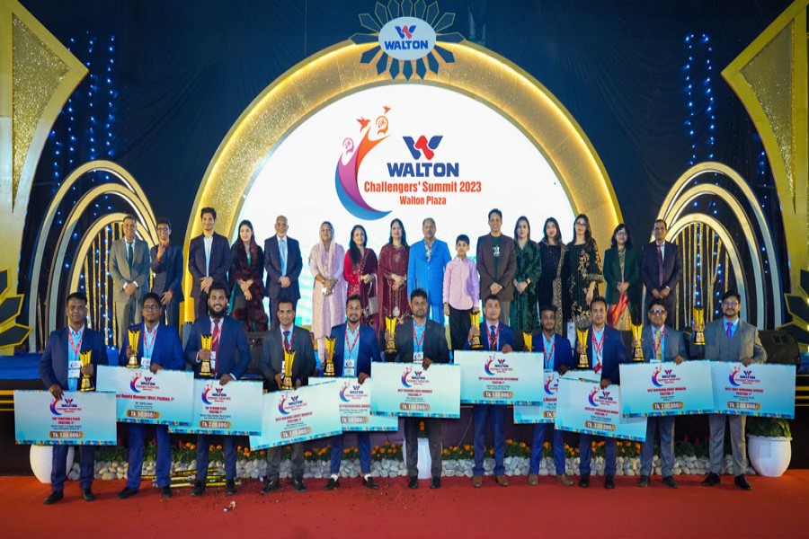 Awardees at the ‘Challengers Summit 2023’ pose for photograph with high-ups of Walton Plaza