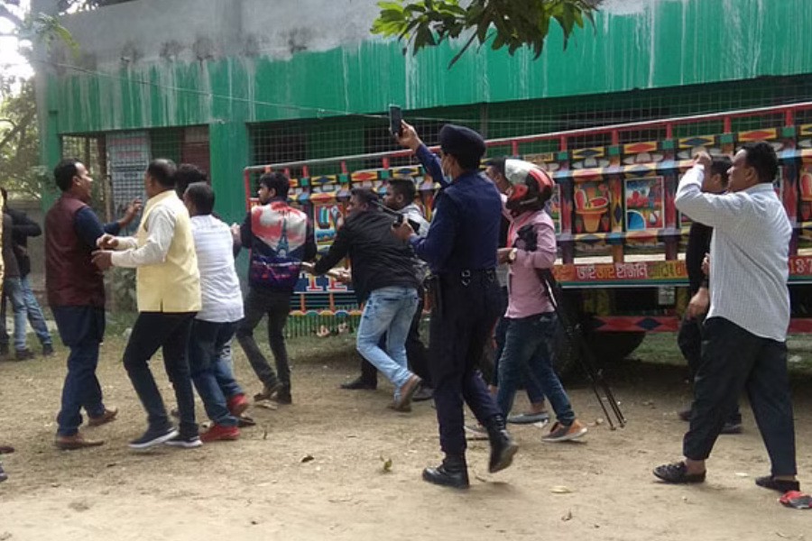 চাঁপাইনবাবগঞ্জ-৩: ভোটের শুরুতেই ধাওয়া-পাল্টা ধাওয়া