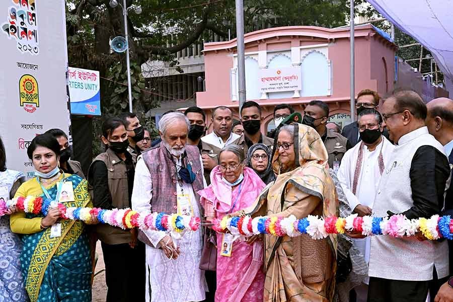 শুরু হল অমর একুশে বইমেলা