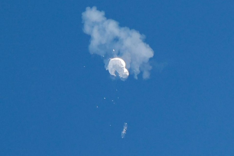 The suspected Chinese spy balloon drifts to the ocean after being shot down off the coast in Surfside Beach, South Carolina, US February 4, 2023. REUTERS/Randall Hill