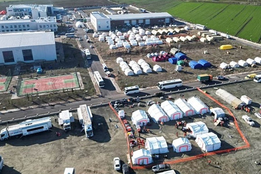 Turkey turns to tents, tourist resorts to house quake's homeless
