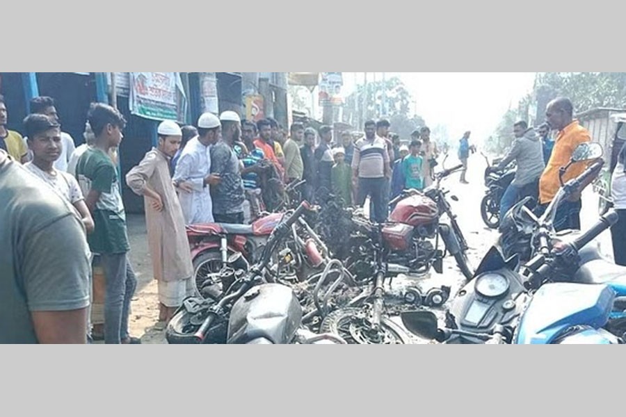 AL, BNP rallies clash in Sirajganj