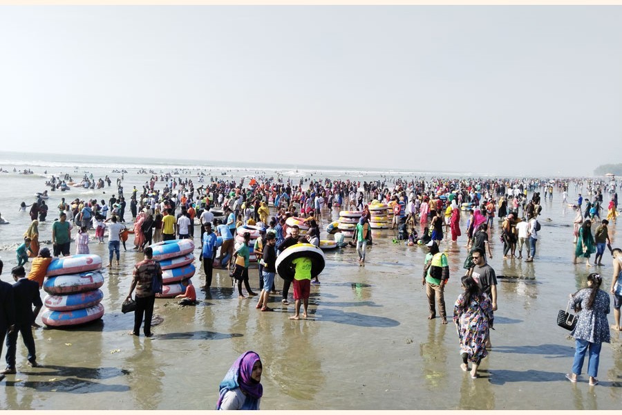 Thousands of visitors flock to Cox's Bazar beach to enjoy Pahela Falgun and Valentine's Day — FE Photo