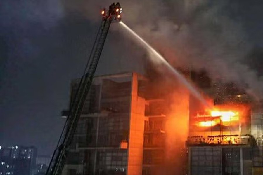 Another victim of Gulshan fire dies, taking toll to 2