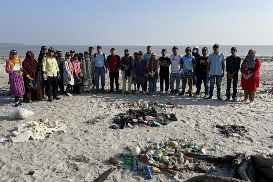 CU students on a beach-cleaning drive.