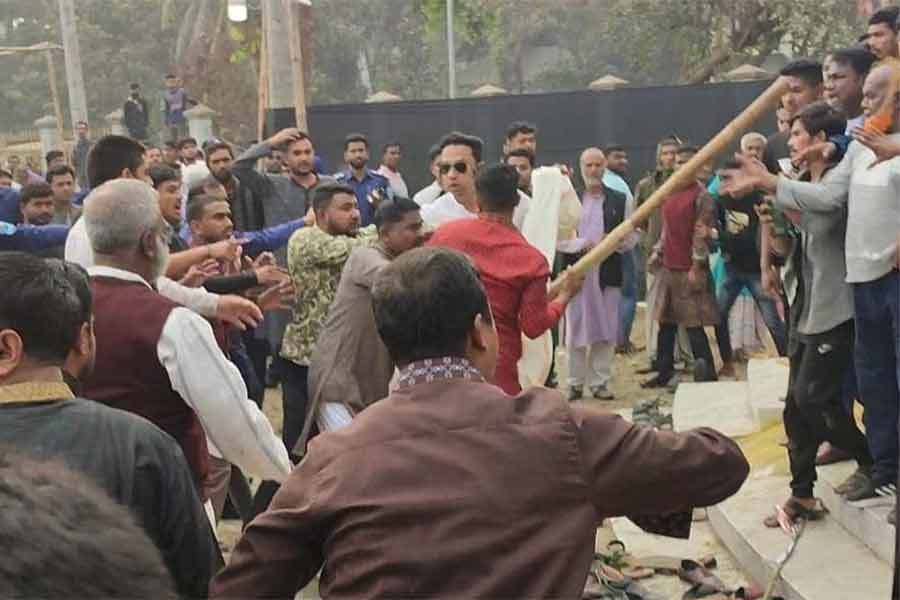 Sramik League activists engage in clash over placing wreath at Shaheed Minar